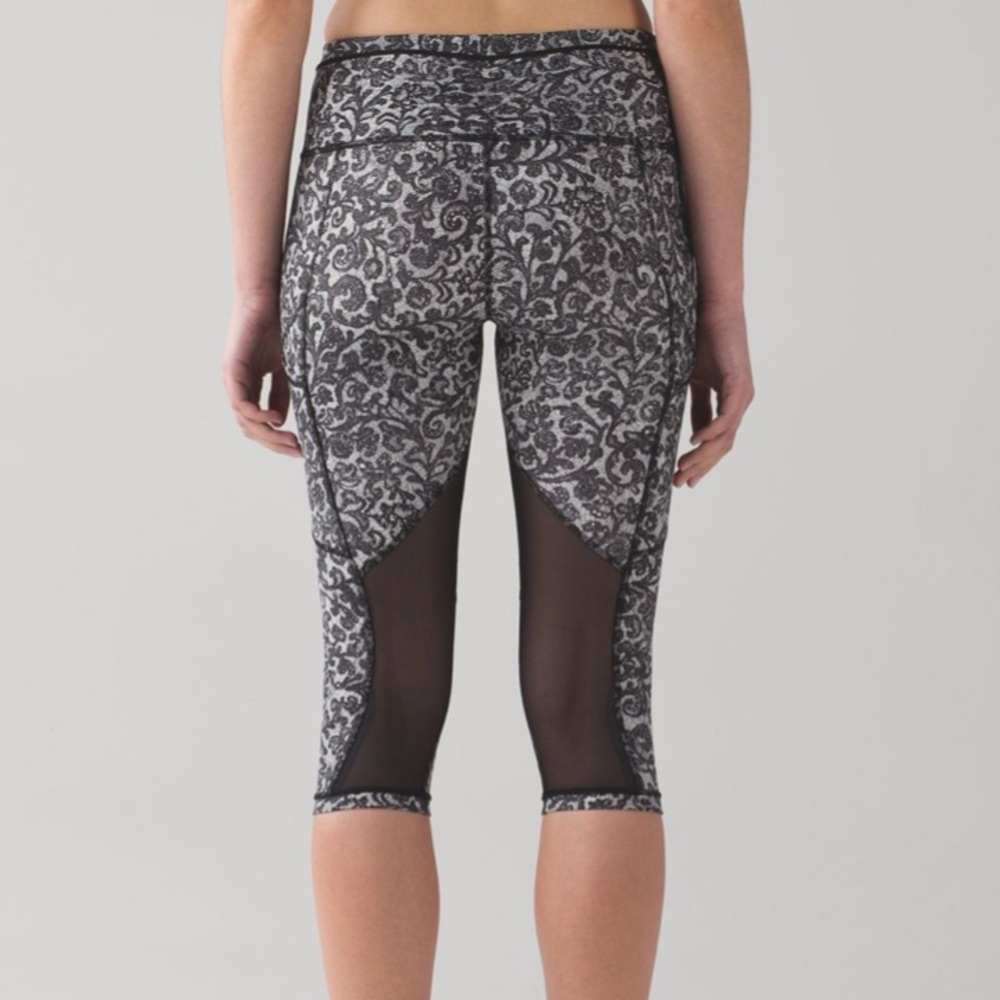 Lululemon Outrun 17" Crop Mini Cinder Lace Black
